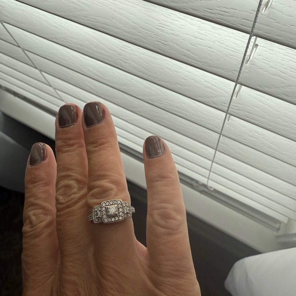 Elegant white gold Ring three 3 done diamond ring size 7